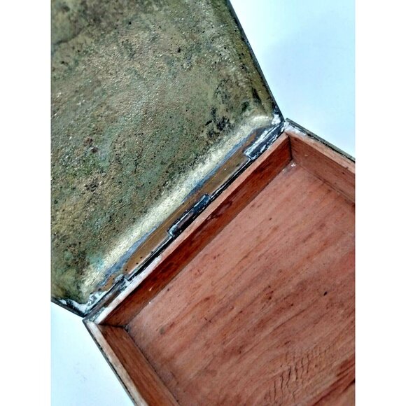 Vintage Brass Trinket/Jewelery Box with Floral design and Jade stone - Picture 8 of 11